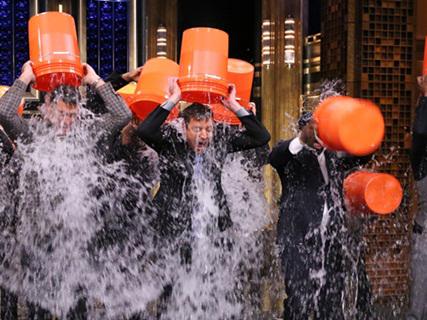 一場(chǎng)精心策劃的營(yíng)銷(xiāo)活動(dòng)傳播，冰桶挑戰(zhàn)