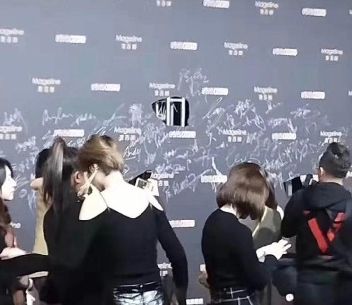 當紅明星肖戰參加活動 背景板簽名被黃牛